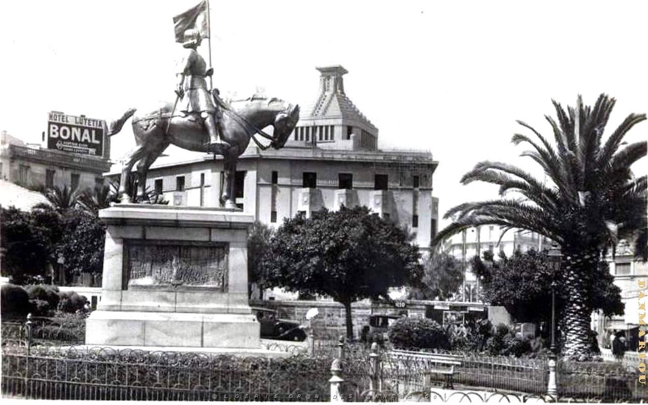 CA c- 18- Place du Sacre-Coeur et statue Jeanne d' Arc.jpg